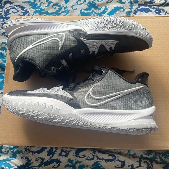 Kyrie 4 Low - Picture 3 of 6